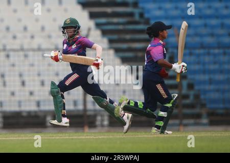 Rupali Bank Krira Parishad Wicketbesitzer Batter Lisa und Fargana Pinky laufen zwischen Wicket und Gulshan Youth Club in der Dhaka Premier Division Wom Stockfoto