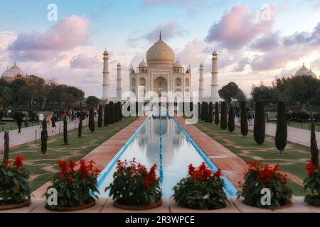 Agra, Indien - 13. Februar 2023: Touristen, die das berühmte Taj Mahal bei Sonnenaufgang in Agra, Uttar Pradesh, Indien besuchen. Stockfoto