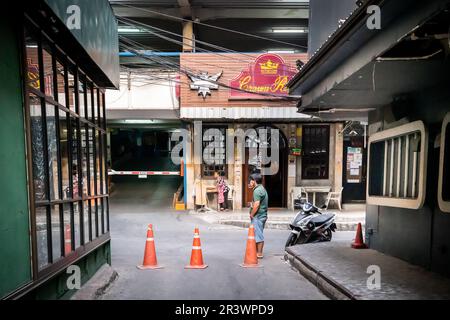 Die Aussicht auf die kleine Gasse, die Soi 1 und Soi 2 in Patpong verbindet, dem berühmten Rotlichtviertel in Bangkok. Crown Royal Pub am Ende gesehen Stockfoto