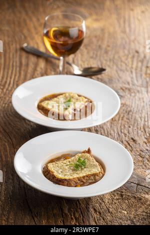 Französische Zwiebelsuppe auf Holz Stockfoto