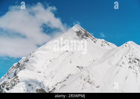 Berggipfel im Schnee in Georgia. Berühmter Ort für Winterurlaube und Sportaktivitäten. Stockfoto