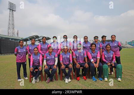 Gruppensitzung des Gulshan Youth Club in der Dhaka Premier Division Women’s Cricket League 2022-23 im khan Shaheb Osman Ali Stadium, Fatullah Nara Stockfoto