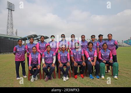 Gruppensitzung des Gulshan Youth Club in der Dhaka Premier Division Women’s Cricket League 2022-23 im khan Shaheb Osman Ali Stadium, Fatullah Nara Stockfoto