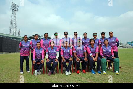 Gruppensitzung des Gulshan Youth Club in der Dhaka Premier Division Women’s Cricket League 2022-23 im khan Shaheb Osman Ali Stadium, Fatullah Nara Stockfoto