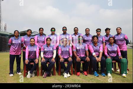 Gruppensitzung des Gulshan Youth Club in der Dhaka Premier Division Women’s Cricket League 2022-23 im khan Shaheb Osman Ali Stadium, Fatullah Nara Stockfoto