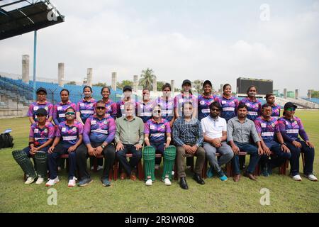 Gruppenfoto der Rupali Bank Krira Parishad in der Dhaka Premier Division Women’s Cricket League 2022-23 im khan Shaheb Osman Ali Stadium, Fatul Stockfoto