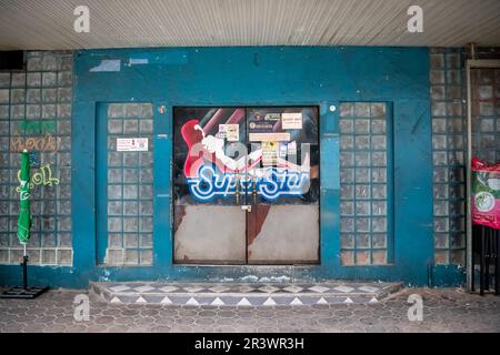 Die Vorderseite der Gogo Bar Superstar in Patpong Bangkok Thailand. Stockfoto