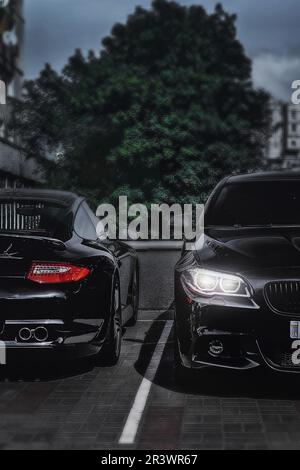 Kiew, Ukraine - 2. September 2017: Porsche 911 Turbo und BMW 525 (F10) M Sport-Paket in der Stadt Stockfoto