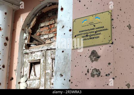 OKHTYRKA, UKRAINE - 24. MAI 2023 - Splitterlöcher in der Mauer eines Kulturzentrums, das durch russische Granaten beschädigt wurde, Okhtyrka, Sumy Region, Nordost-U Stockfoto