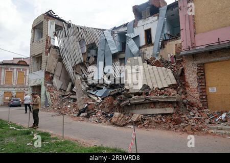 OKHTYRKA, UKRAINE - 24. MAI 2023 - In Einem Gebäude im Stadtzentrum sind Schäden durch russische Bombenanschläge, Okhtyrka, Sumy-Region, Nordostukraine zu erkennen. Stockfoto