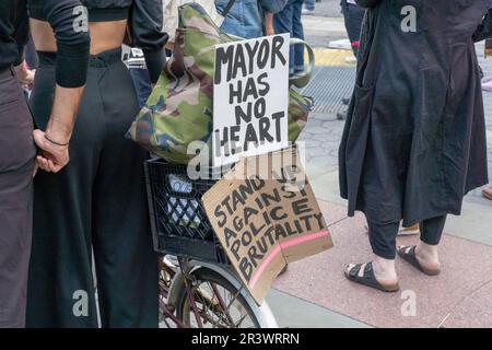 New York, New York, USA. 24. Mai 2023. (NEU) zwei wurden bei Einer Rally verhaftet und marschieren, um gegen Bürgermeister Adams Budgetkürzungen zu protestieren. 24. Mai 2023, New York, New York, USA: Schilder „MAYOR HAS NO HEART“ und „STAND UP AGAINST POLICE BRUTALITY“ auf einem Fahrrad bei einer Rallye und einem marsch, um gegen die Budgetkürzungen von Bürgermeister Eric Adam am Foley Square am 24. Mai 2023 in New York City zu protestieren. Demonstranten, die mehrere Gruppen und Organisationen vertreten, versammeln sich im Foley Square Park zu einer Rallye und marschieren zum City Hall Park, um gegen die Budgetkürzungen von Bürgermeister Eric Adam zu protestieren. Zwei Demonstranten wurden von New Y verhaftet Stockfoto