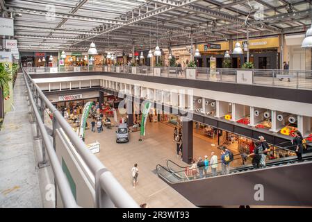 Turin, Italien - 22. Mai 2023: Überdachter Pavillon mit Rolltreppe im Einkaufszentrum Lingotto Torino in der renovierten ehemaligen Fiat-Autofabrik Stockfoto