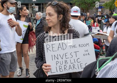 New York, New York, USA. 24. Mai 2023. (NEU) zwei wurden bei Einer Rally verhaftet und marschieren, um gegen Bürgermeister Adams Budgetkürzungen zu protestieren. 24. Mai 2023, New York, New York, USA: Der Protestteilnehmer hält ein Schild, auf dem er öffentliche Bibliotheken bei einer Kundgebung und einen marsch zum Protest gegen die Budgetkürzungen des Bürgermeisters Eric Adam am Foley Square am 24. Mai 2023 in New York City aufruft. Demonstranten, die mehrere Gruppen und Organisationen vertreten, versammeln sich im Foley Square Park zu einer Rallye und marschieren zum City Hall Park, um gegen die Budgetkürzungen von Bürgermeister Eric Adam zu protestieren. Zwei Demonstranten wurden von Beamten des New York City Police Department (NYPD) verhaftet. (Cr Stockfoto