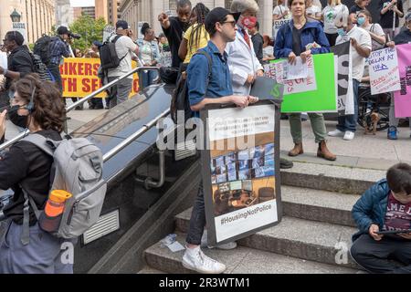 New York, New York, USA. 24. Mai 2023. (NEU) zwei wurden bei Einer Rally verhaftet und marschieren, um gegen Bürgermeister Adams Budgetkürzungen zu protestieren. 24. Mai 2023, New York, New York, USA: Der Protestteilnehmer hält ein Schild, das die Polizeiüberwachung bei einer Kundgebung und einem marsch aufruft, um gegen die Budgetkürzungen des Bürgermeisters Eric Adam am Foley Square am 24. Mai 2023 in New York City zu protestieren. Demonstranten, die mehrere Gruppen und Organisationen vertreten, versammeln sich im Foley Square Park zu einer Rallye und marschieren zum City Hall Park, um gegen die Budgetkürzungen von Bürgermeister Eric Adam zu protestieren. Zwei Demonstranten wurden von Beamten des New York City Police Department (NYPD) verhaftet. (Kredit Stockfoto