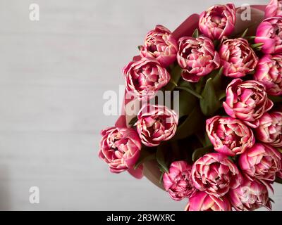 Wunderschöne Blumenkomposition mit erstaunlichen, ungewöhnlichen Tulpen-Pfingstrosen, Platz für Text Stockfoto