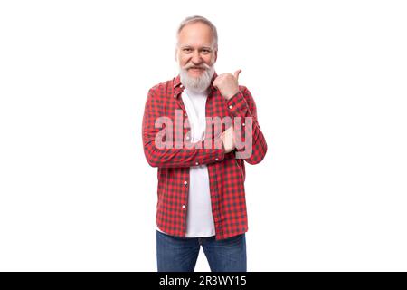 Der 60-jährige, grauhaarige Rentner mit Bart und Schnurrbart zeigt mit dem Finger auf die Anzeige Stockfoto