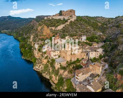 Alte Kirche und Schloss der Templer in Miravet, Provinz Tarragona. Spanien. Stockfoto