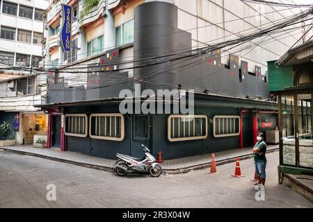 Ein Blick auf Soi 2 Patpong mit der Gogo-Bar Bada Bing. Menschen und Verkehr entlang dieser berühmten kleinen Straße im Bangkok Rotlichtviertel. Stockfoto