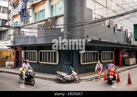 Ein Blick auf Soi 2 Patpong mit der Gogo-Bar Bada Bing. Menschen und Verkehr entlang dieser berühmten kleinen Straße im Bangkok Rotlichtviertel. Stockfoto