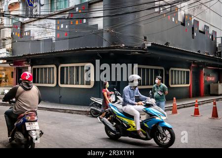 Ein Blick auf Soi 2 Patpong mit der Gogo-Bar Bada Bing. Menschen und Verkehr entlang dieser berühmten kleinen Straße im Bangkok Rotlichtviertel. Stockfoto