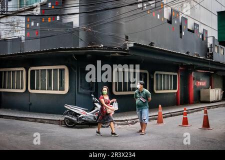 Ein Blick auf Soi 2 Patpong mit der Gogo-Bar Bada Bing. Menschen und Verkehr entlang dieser berühmten kleinen Straße im Bangkok Rotlichtviertel. Stockfoto