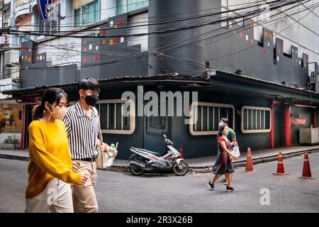 Ein Blick auf Soi 2 Patpong mit der Gogo-Bar Bada Bing. Menschen und Verkehr entlang dieser berühmten kleinen Straße im Bangkok Rotlichtviertel. Stockfoto