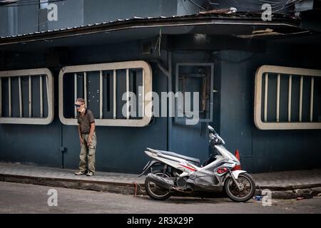 Ein Blick auf Soi 2 Patpong mit der Gogo-Bar Bada Bing. Menschen und Verkehr entlang dieser berühmten kleinen Straße im Bangkok Rotlichtviertel. Stockfoto