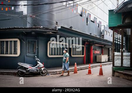 Ein Blick auf Soi 2 Patpong mit der Gogo-Bar Bada Bing. Menschen und Verkehr entlang dieser berühmten kleinen Straße im Bangkok Rotlichtviertel. Stockfoto