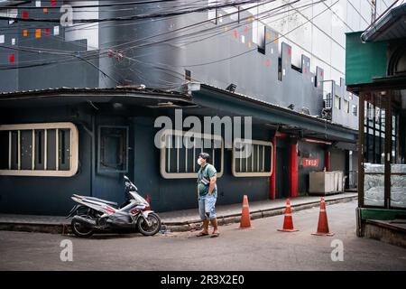 Ein Blick auf Soi 2 Patpong mit der Gogo-Bar Bada Bing. Menschen und Verkehr entlang dieser berühmten kleinen Straße im Bangkok Rotlichtviertel. Stockfoto