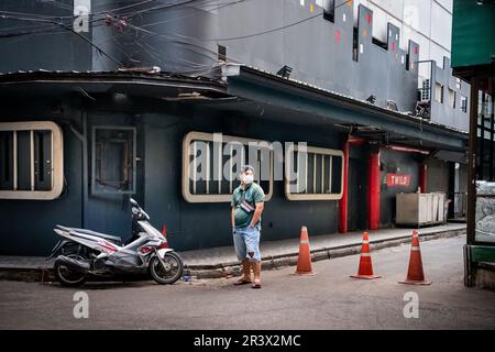 Ein Blick auf Soi 2 Patpong mit der Gogo-Bar Bada Bing. Menschen und Verkehr entlang dieser berühmten kleinen Straße im Bangkok Rotlichtviertel. Stockfoto