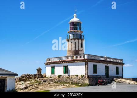 Leuchtturm Corrubedo im Atlantischen Ozean, Galizien, Spanien. Leuchtturm auf einem Felsen für eine sichere Navigation. Stockfoto