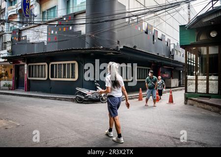 Ein Blick auf Soi 2 Patpong mit der Gogo-Bar Bada Bing. Menschen und Verkehr entlang dieser berühmten kleinen Straße im Bangkok Rotlichtviertel. Stockfoto