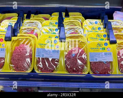 Paris, Frankreich, Detail, Bio-Hamburger-Fleisch in Verpackungen, ausgestellt mit Sicherheits-Anti-Theft-Clips, Monoprix Supermarkt lokale Produkte Stockfoto