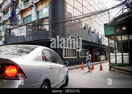 Ein Blick auf Soi 2 Patpong mit der Gogo-Bar Bada Bing. Menschen und Verkehr entlang dieser berühmten kleinen Straße im Bangkok Rotlichtviertel. Stockfoto