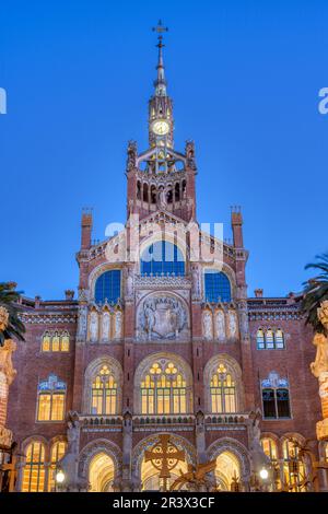 Die Fassade des Krankenhauses De La Santa Creu i Sant Pau in Barcelona bei Tagesanbruch Stockfoto