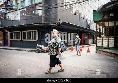 Ein Blick auf Soi 2 Patpong mit der Gogo-Bar Bada Bing. Menschen und Verkehr entlang dieser berühmten kleinen Straße im Bangkok Rotlichtviertel. Stockfoto