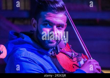 Gnawa-Konzert auf einer Wandterrasse Stockfoto