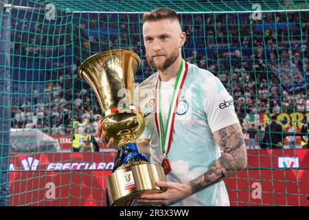 Rom, Italien - Mai 24 2023 - Fiorentina gegen f.c. Internazionale Finale Coppa Italia - Skriniar milan feiert nach f.c. internazionale die trophäe coppa italia 2022-2023 Kredit: Kines Milano/Alamy Live News Stockfoto