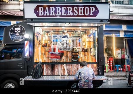 Ein mobiler Friseursalon in Soi 1 Patpong Bangkok Thailand. Stockfoto