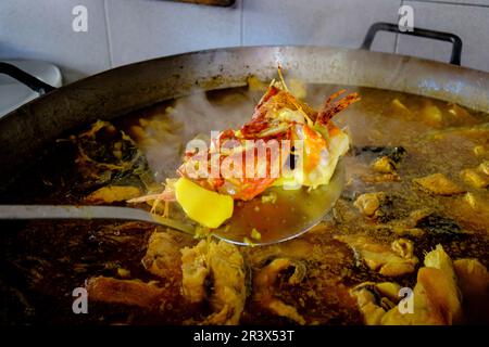 Bullit de Peix, cocinado al Fuego de de Aurosa, Restaurante El Bigotes, Cala Mastella, Sant Carles, Municipio Santa Eulària des Riu, Ibiza, Balearen, Spanien. Stockfoto