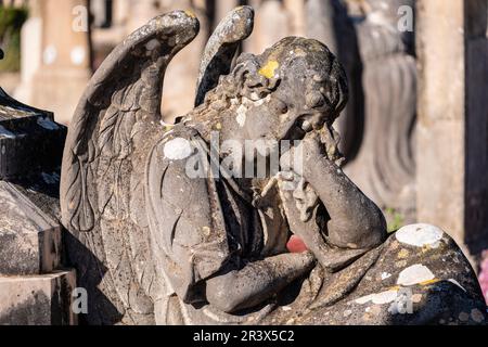 Trauriger Engel, Arbeit von Tomàs Vila, Friedhof Llucmajor, Mallorca, Balearen, Spanien. Stockfoto