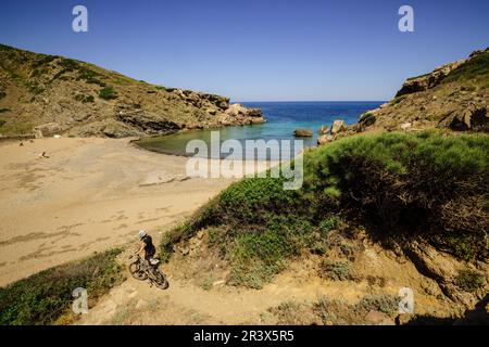 Ciclistas, Cala En Calderer, Ciutadella, Menorca, Balearen, Spanien, Europa. Stockfoto