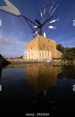 Estanque de un molino para extraccion de agua (s.XIX-XX). Cami de Sa pedra rodona.Campos.Comarca de Migjorn. Mallorca. Baleares.España. Stockfoto