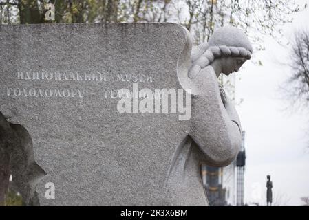 Kiew, Ukraine - 13. April 2023: Stone Angel, Monument Enterance Teil des Museums des Holodomor 1932-1933 in der Ukraine, organisiert von der Sowjetunion Stockfoto