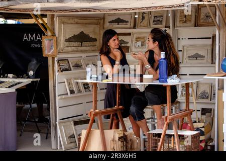 Mercadillo Hippie, Feria Artesal de La Mola, El Pilar de la Mola Formentera, Balearen, Spanien. Stockfoto