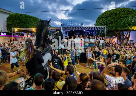 Jaleo, Danza tradicional con Caballos, originaria Del Siglo XIV, Fiestas de Sant Lluís Menorca, Balearen, Spanien. Stockfoto