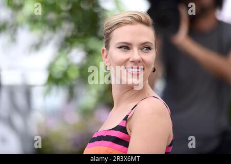 Cannes, Frankreich. 16. Mai 2023. Scarlett Johansson nimmt am 24. Mai 2023 beim 76. Jährlichen Filmfestival von Cannes im Palais des Festivals in Cannes, Frankreich, an der Fotokonferenz von Asteroid City Teil. Foto: Franck Castel/ABACAPRESS.COM Kredit: Abaca Press/Alamy Live News Stockfoto