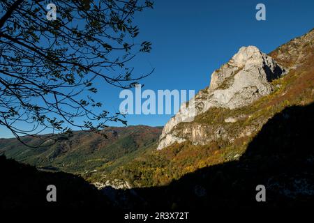 Puntal de Lenito 2286 m, Route camino de los Ganchos y Boca del Infierno, Tal von Hecho, westliche Täler, Pyrenäen, Provinz Huesca, Aragon, Spanien, europa. Stockfoto