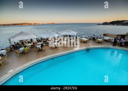 Terraza al Aire Libre bar Restaurante La Gran Tortuga, Aldea de Cala Fornells, Calvia, Mallorca, Islas Baleares, Spanien. Stockfoto