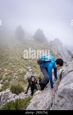 Aufstieg auf den Sporn von Xaragal De Sa Camamilla, Mallorca, Balearen, Spanien. Stockfoto